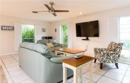 Crescent Street 1138 A pet-friendly 2 bedrooms Pool Walk to the beach - image 2