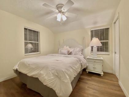 Siesta Beach Cottage Sleeps 6 Walk to Beach Stores & Restaurants - image 11