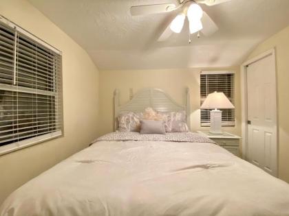 Siesta Beach Cottage Sleeps 6 Walk to Beach Stores & Restaurants - image 12