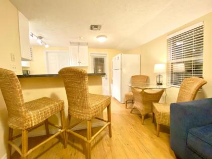 Siesta Beach Cottage Sleeps 6 Walk to Beach Stores & Restaurants - image 5