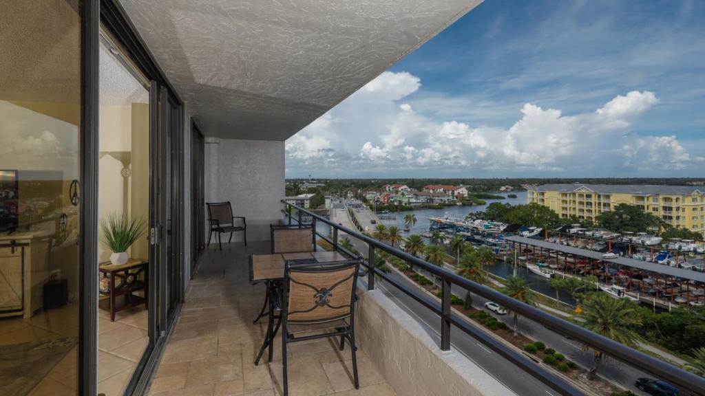 Luxury Contemporary Style Apartment on The Anchorage Siesta Key Apartment 1001 - image 3