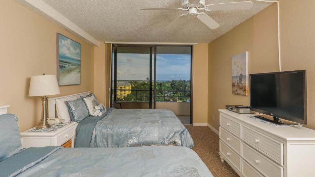 Luxury Contemporary Style Apartment on The Anchorage Siesta Key Apartment 1001 - image 5