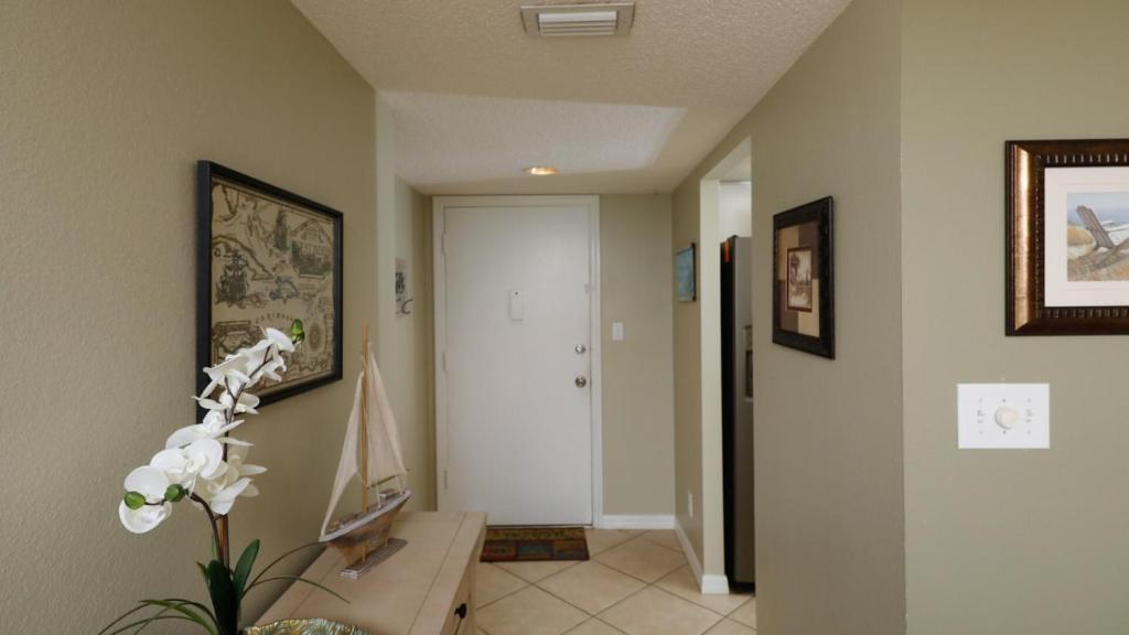 Luxury Contemporary Style Apartment on The Anchorage Siesta Key Apartment 1001 - image 6