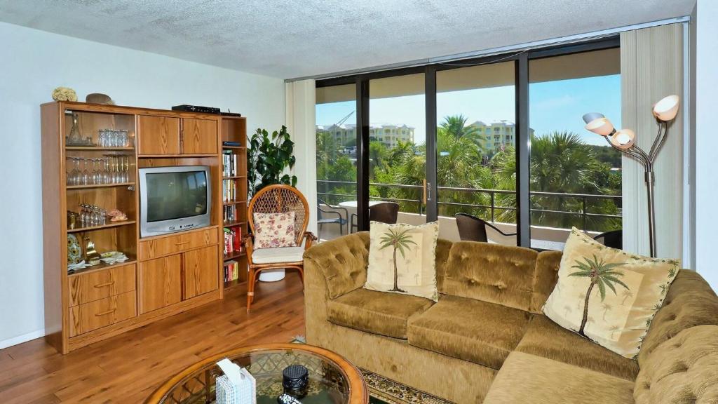 Rent the Perfect 2 Bedroom Apartment on The Anchorage Siesta Key Apartment 1009 - image 3