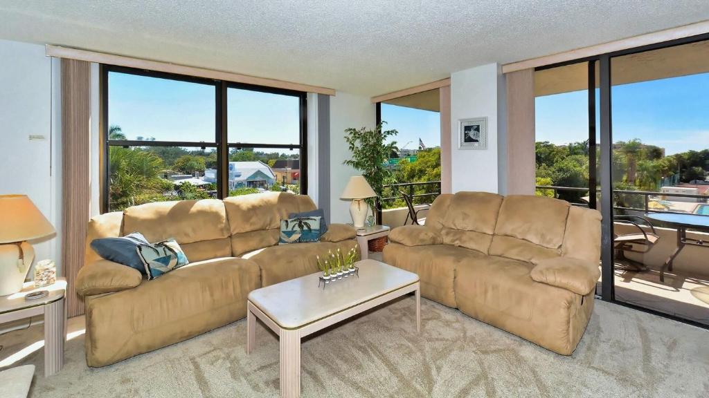 Rent this Luxury 5 Star Apartment on The Anchorage Siesta Key Apartment 1008 - image 5