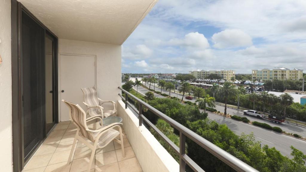 Perfect 2 Bedroom Apartment on The Anchorage Siesta Key Apartment 1020 - main image