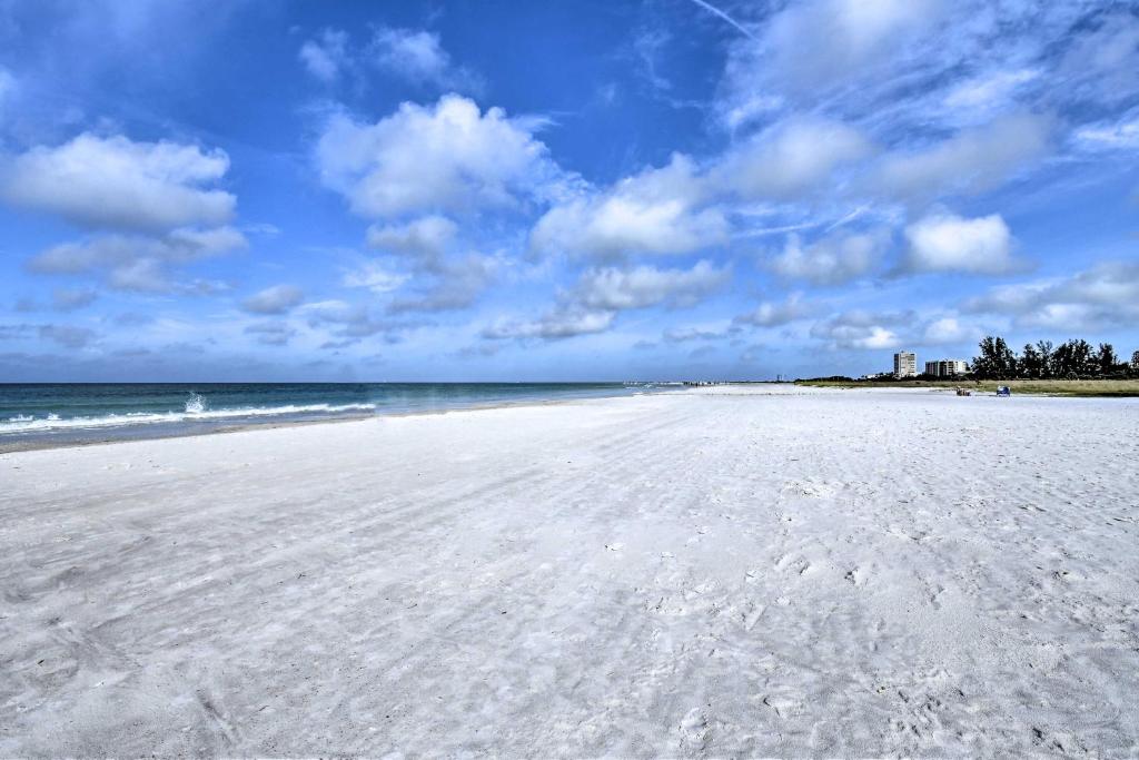 Beachfront Paradise in Heart of Siesta Key! - image 3