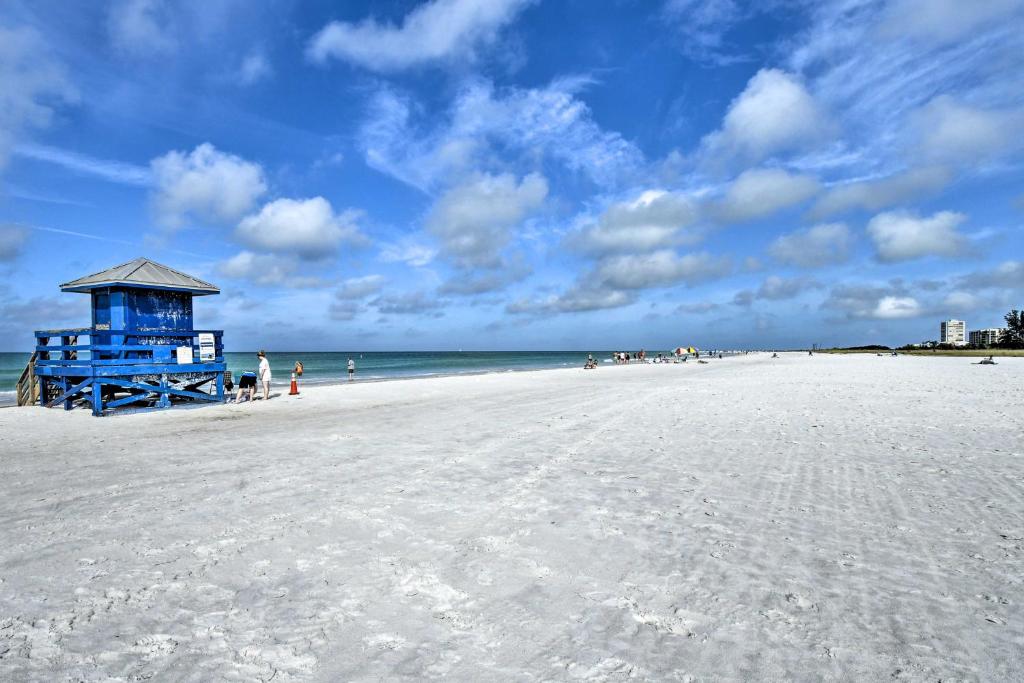 Beachfront Paradise in Heart of Siesta Key! - image 4