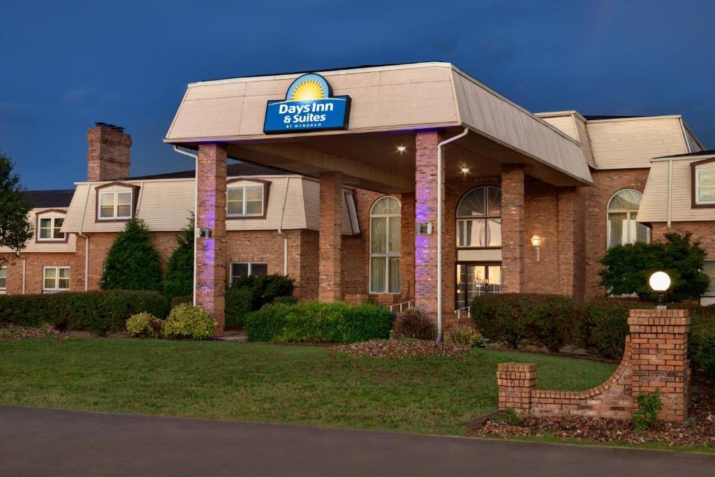 Days Inn and Suites by Wyndham Sikeston - main image