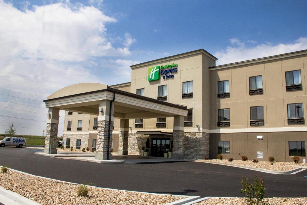 Holiday Inn Express and Suites Sikeston an IHG Hotel - main image