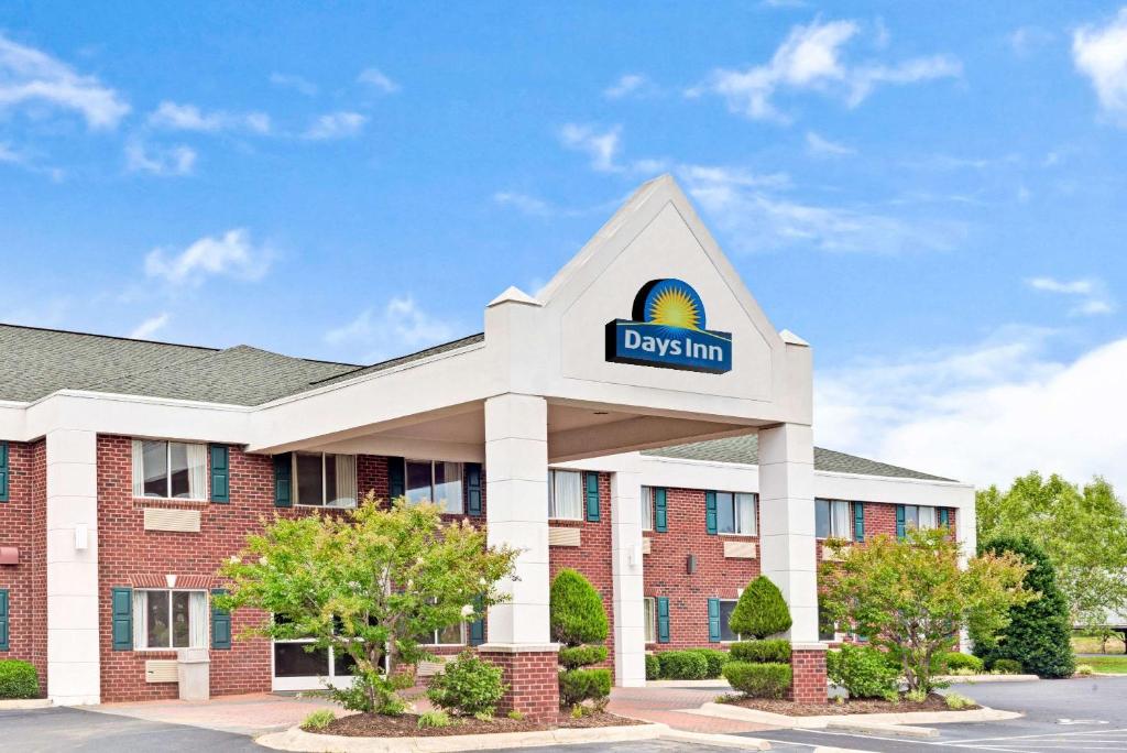 Days Inn & Suites by Wyndham Siler City - main image