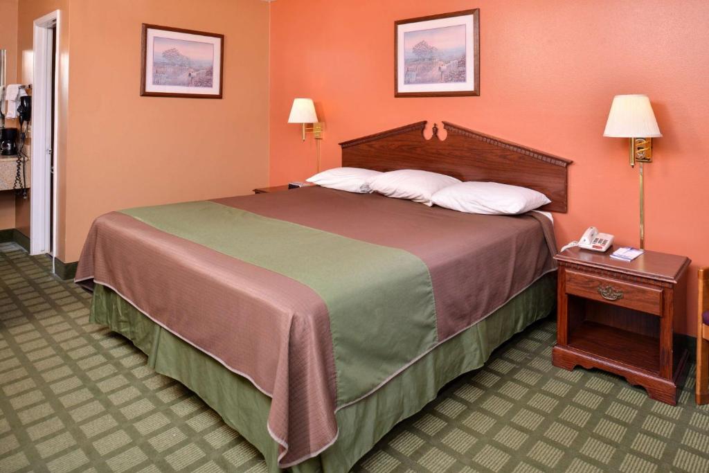 Americas Best Value Inn and Suites Siloam Springs - image 6