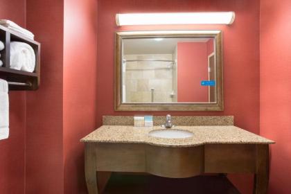 Hampton Inn Siloam Springs - image 12