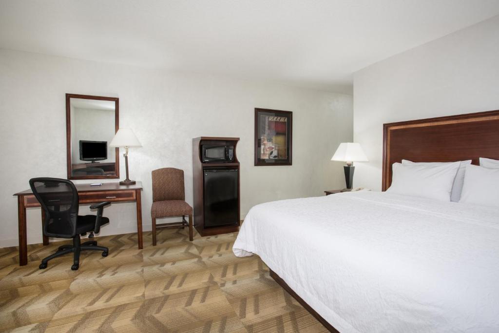 Hampton Inn Siloam Springs - image 5