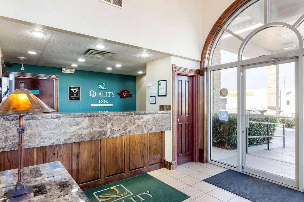 Quality Inn Siloam Springs West - image 2