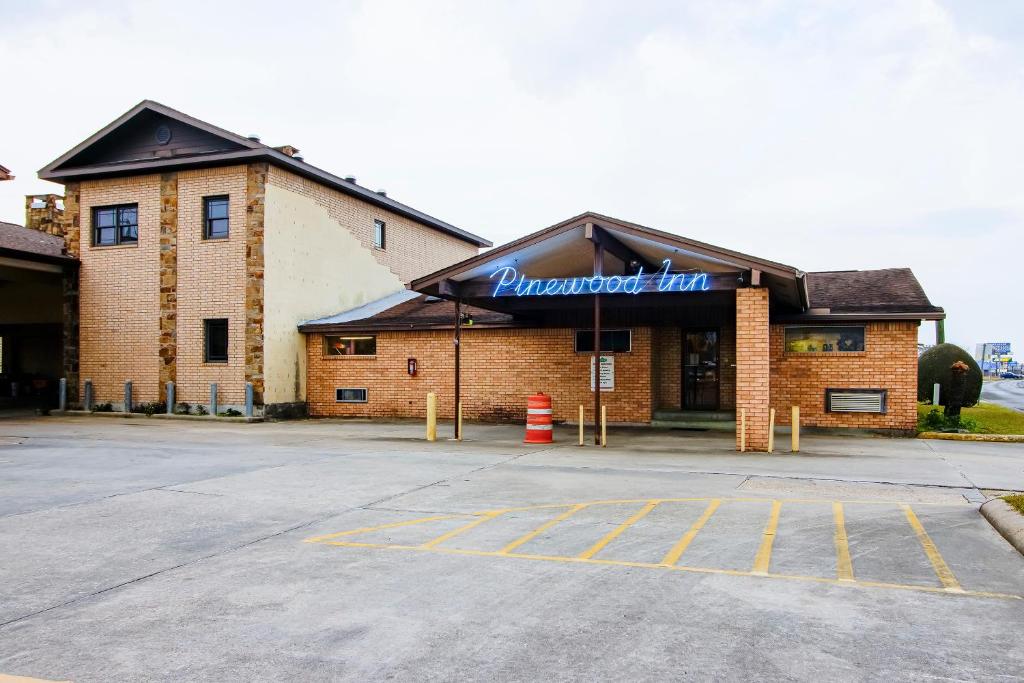 OYO Pinewood Inn & Suites Silsbee - main image