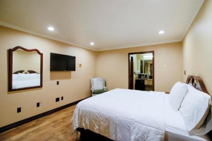 OYO Pinewood Inn & Suites Silsbee - image 12