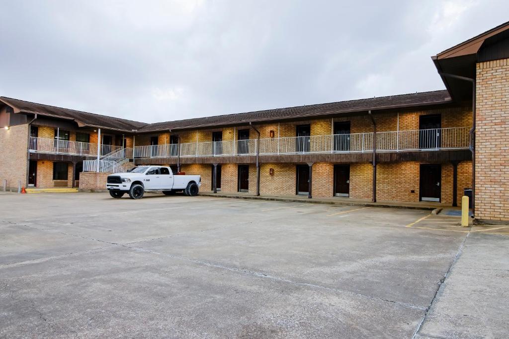 OYO Pinewood Inn & Suites Silsbee - image 2