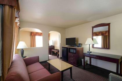 Quality Inn - image 15