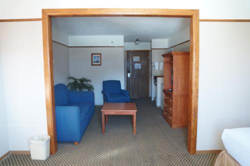 Luxury Inn & Suites - image 2