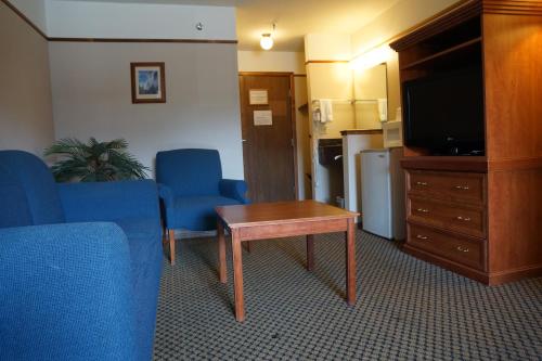 Luxury Inn & Suites - image 4