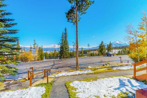 2 Bed 2 Bath Apartment in Summit County - image 2