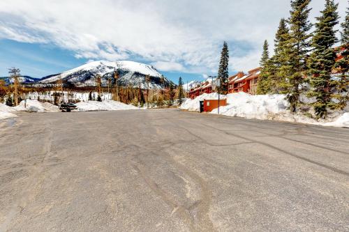 2 Bed 2 Bath Apartment in Summit County - image 5