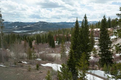 Condo with Community Hot Tub - 11 Mi to Keystone! - image 2