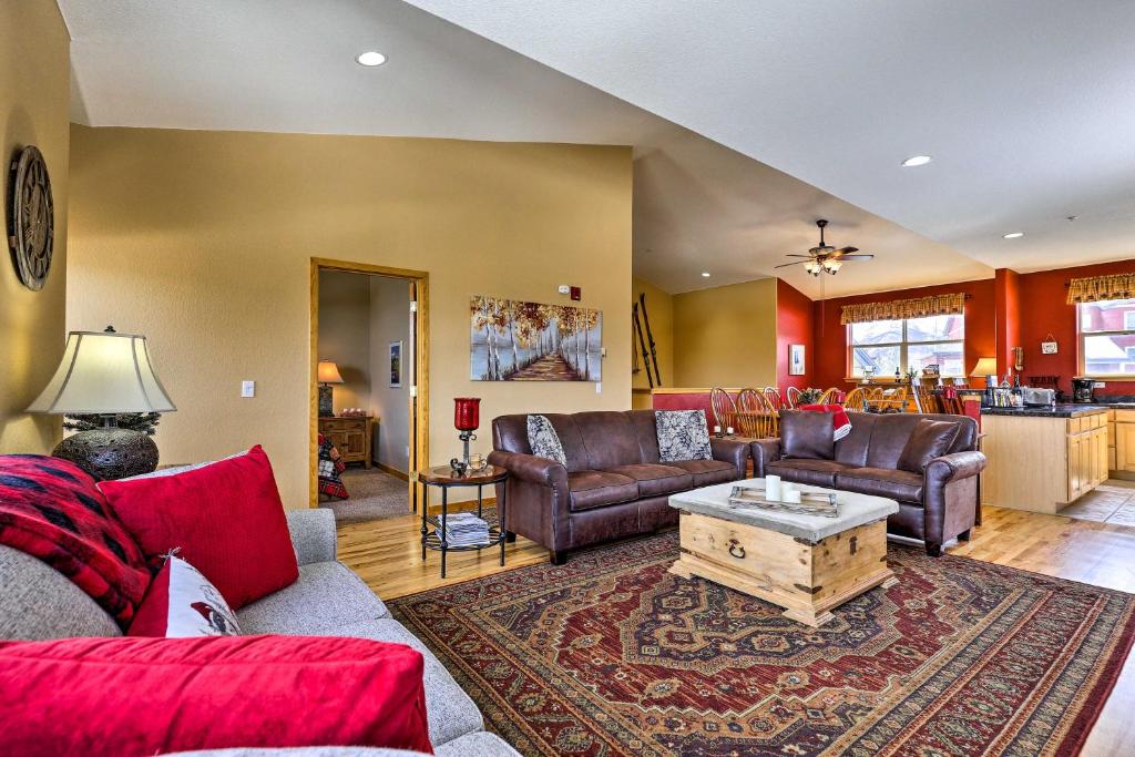 Spacious Family Condo with Mtn Views 11 Mi to Ski! - image 5