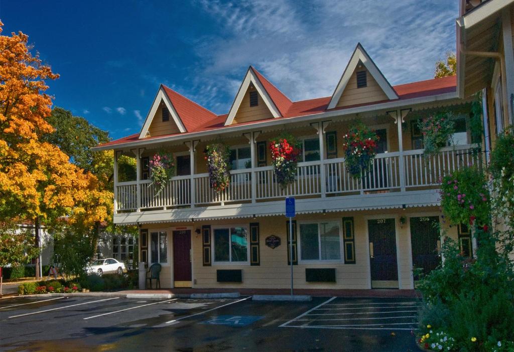 Silverton Inn & Suites - main image