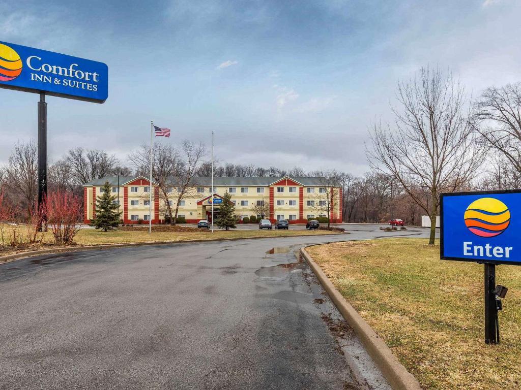 Comfort Inn & Suites East Moline near I-80 - main image