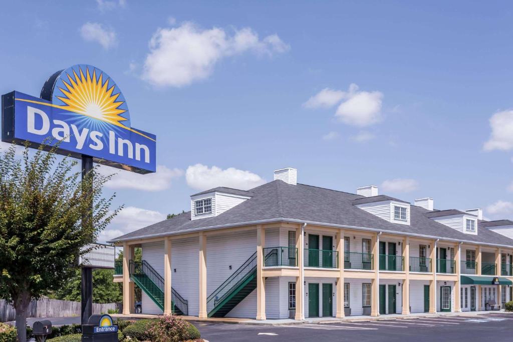 Days Inn by Wyndham Simpsonville - main image