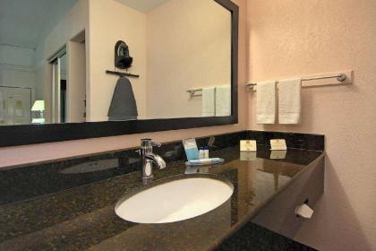 Americas Best Value Inn Sinton - image 5