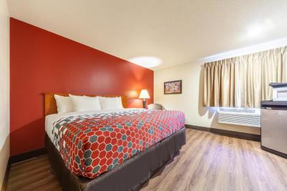 Econo Lodge - image 11