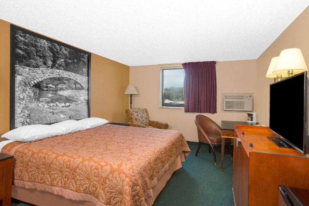 Super 8 by Wyndham Sioux City/Morningside Area - image 4