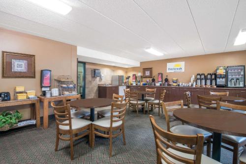 Days Inn by Wyndham Sioux Falls Airport - image 4