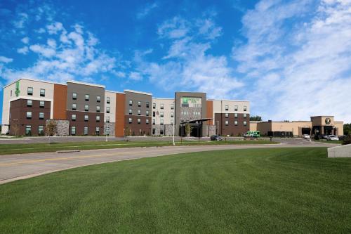 Holiday Inn Hotel & Suites Sioux Falls - Airport an IHG Hotel - main image