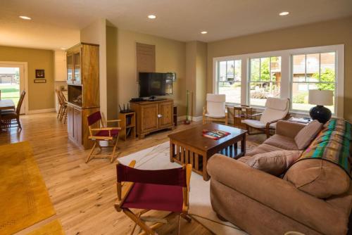 Creekside Retreat - Pine Meadow Village - image 4