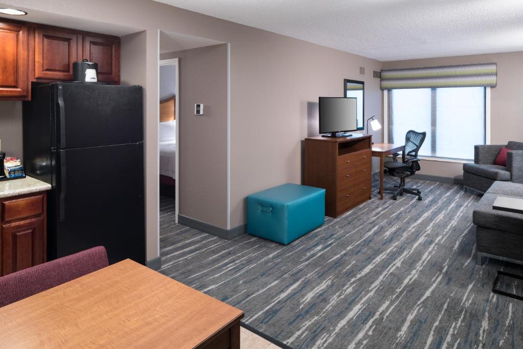 Hampton Inn & Suites Chicago North Shore - main image