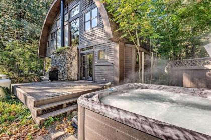 Riverfront Cabin with Hot tub on the Skykomish River