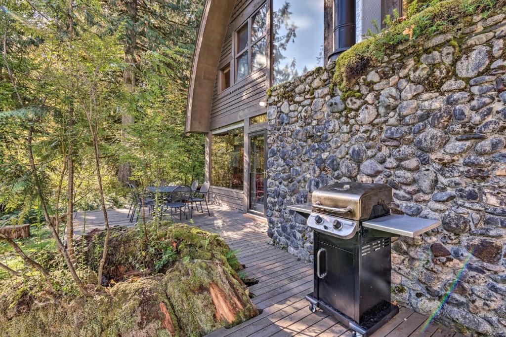 Riverfront Cabin with Hot Tub on the Skykomish River! - image 7