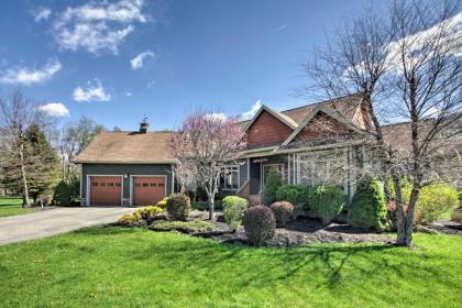 House with Deck Fire Pit - 15 Mins to Snowshoe!