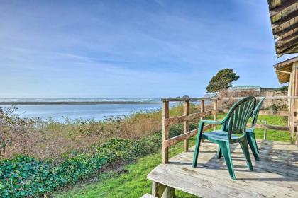 Smith River Vintage Cabin with Oceanfront Deck and Views California