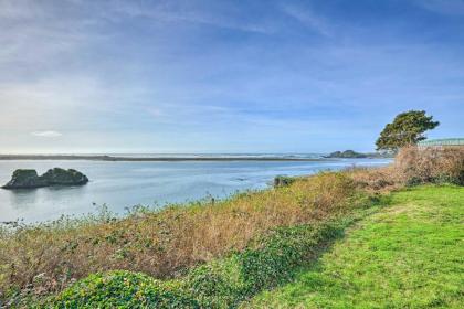 Smith River Vintage Cabin with Oceanfront Deck and Views! - image 14