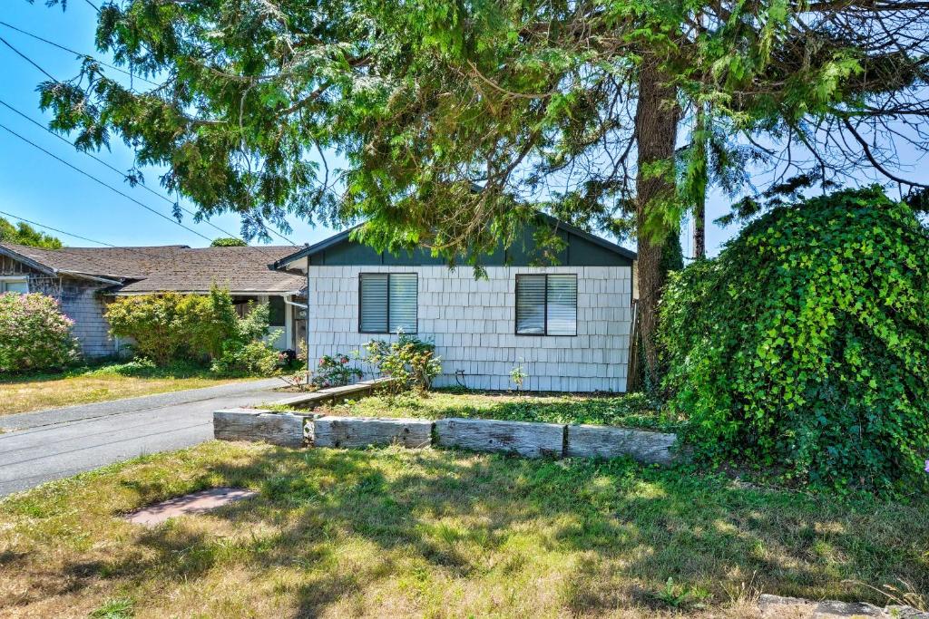 Smith River Vintage Cabin with Oceanfront Deck and Views! - image 5