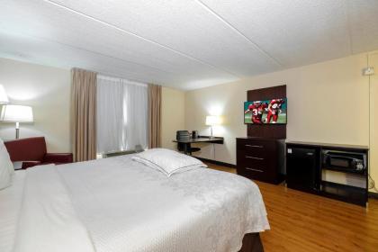 Red Roof Inn PLUS+ & Suites Atlanta-Cumberland/Vinings - image 3