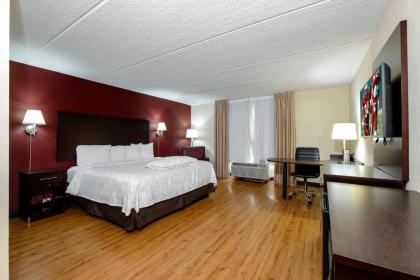 Red Roof Inn PLUS+ & Suites Atlanta-Cumberland/Vinings - image 4