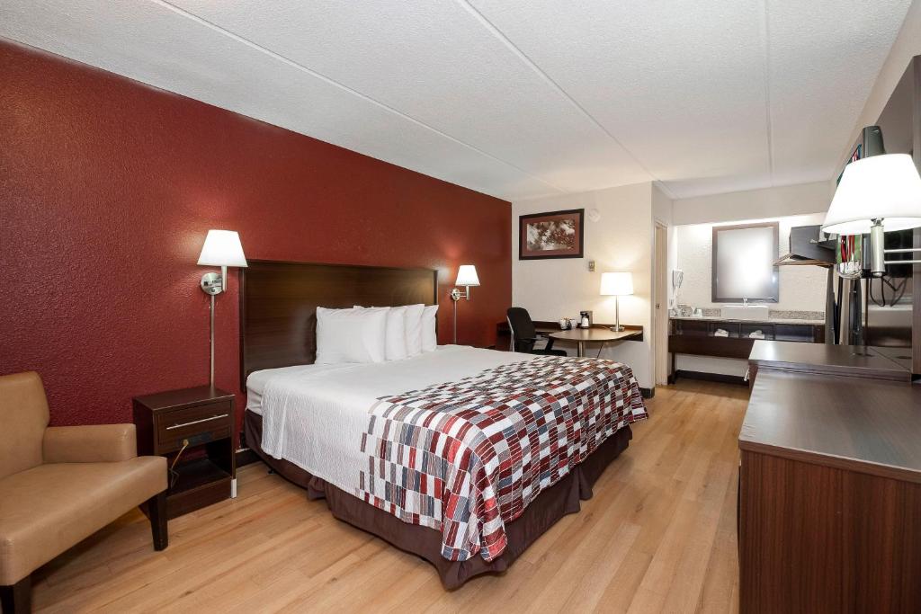 Red Roof Inn Atlanta - Smyrna/Ballpark - image 2