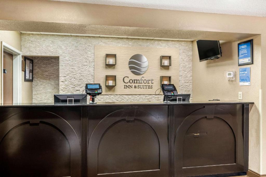 Comfort Inn & Suites Galleria - image 3