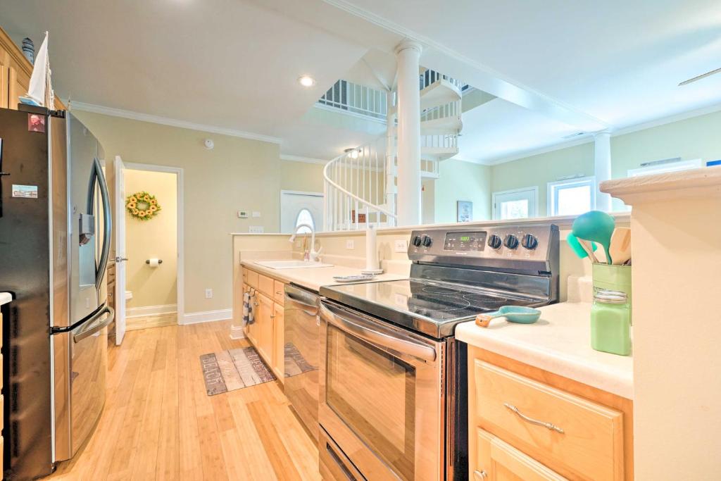 Bright Cape Cod-Style Home - 6 Mi to Topsail! - image 7